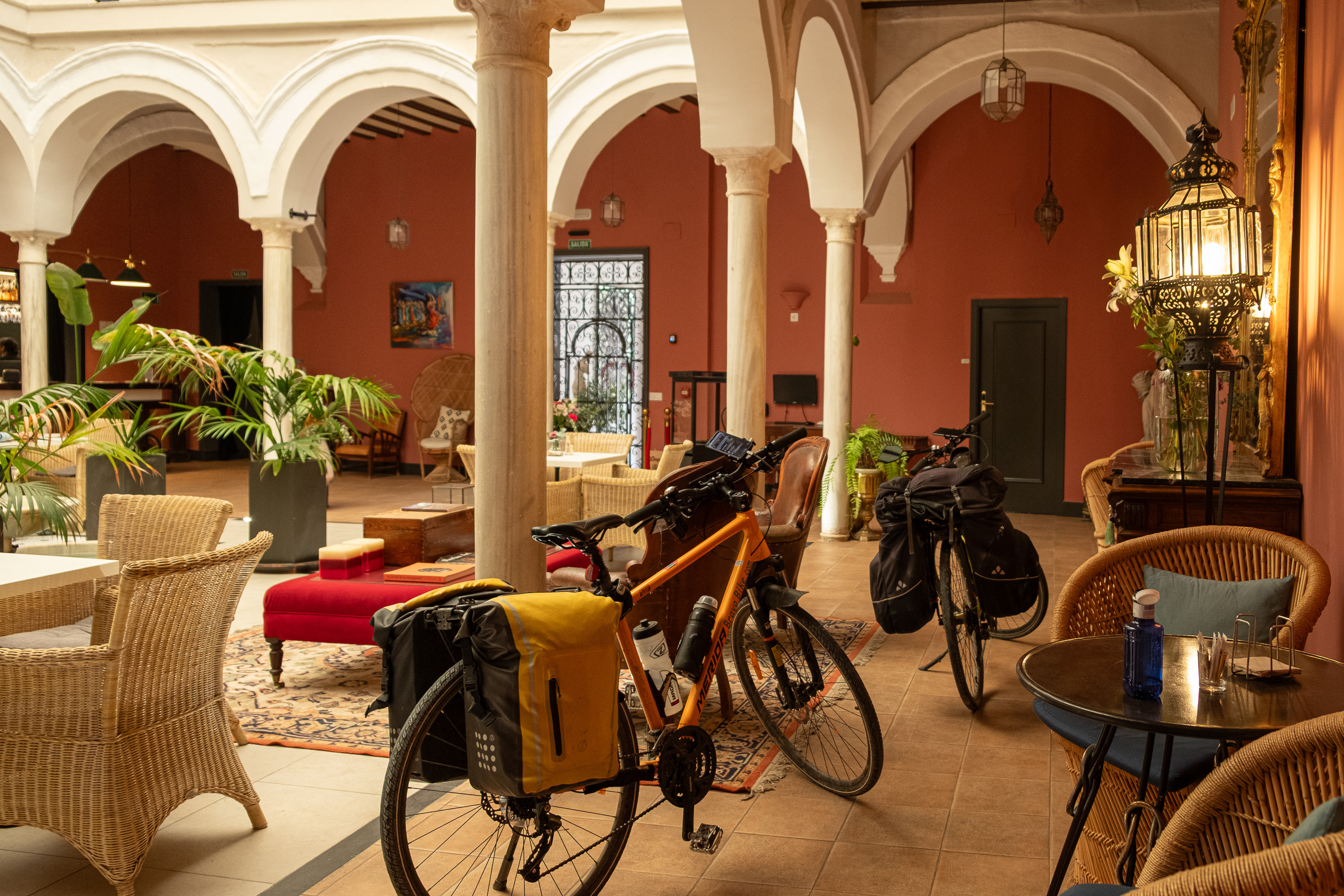 Die Räder im eleganten Patio des Hotel San Fernando